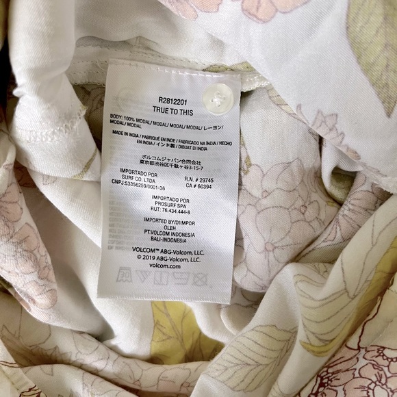 Volcom Girls Short Sleeve Happy Clouds Floral Print Romper. Size L (10/12). - Picture 5 of 7